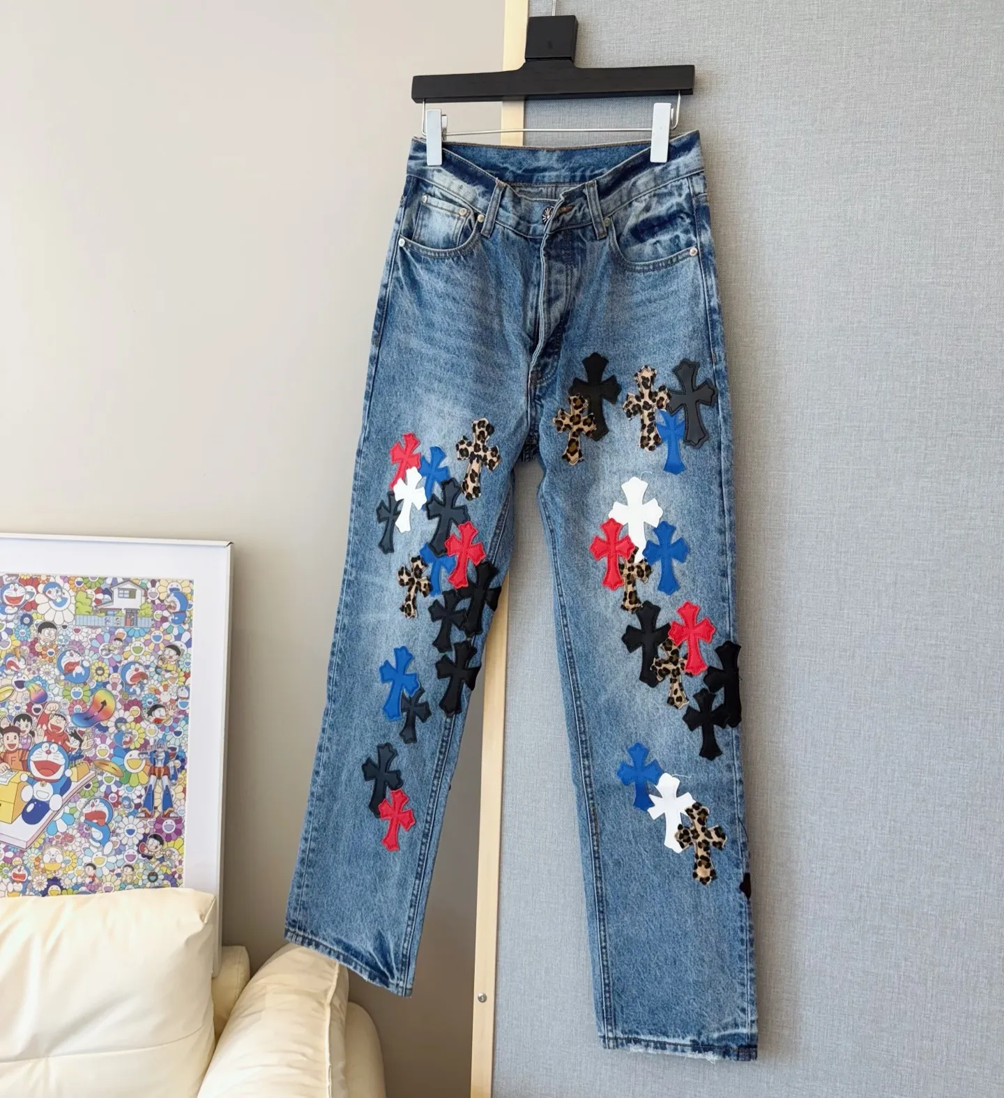 P280 Style number: D329 ChromeHearts Chrome washed blue contrasting patterned leather patch Chino workwear straight pants ceiling-level jeans, a pair is hard to find at the counter‼ ️About Zangyin✅This is an extremely luxurious fashion brand that can also be called the aristocracy of the high street. It has always been an exclusive brand for some hipsters or rich second generations. The color of this model is already very eye-catching by using a unique washed material. It is decorated with pink patch cross flowers, which cleverly highlights the charm of the brand. Secondly, this model adopts a classic high-waist cut design, which highlights the long legs and fashionable temperament of the upper body. The brand is highly recognizable and the slim-fitting configuration is more suitable for daily wear. The personality will be fashionable and the specifications can be seen at a glance. Materials and technology ✅ Needless to say, this point goes without saying. As an excellent craftsman brand, Zangyin's requirements for details and craftsmanship are really perfect. The washed color of this model has gone through a lot of processes, not to mention the embellishment of the denim appliqués. It is also purely handmade and sewn. Just like what they believe in, only handmade things have soul and have the meaning of wearing. A top-notch heavy-duty fashionable denim item, recommended by both hands‼ ️Color #Washed Blue Size #28-36 (s m l Pants opening 22 XXL waist 94 hips 118 pants length 110 pants opening 23